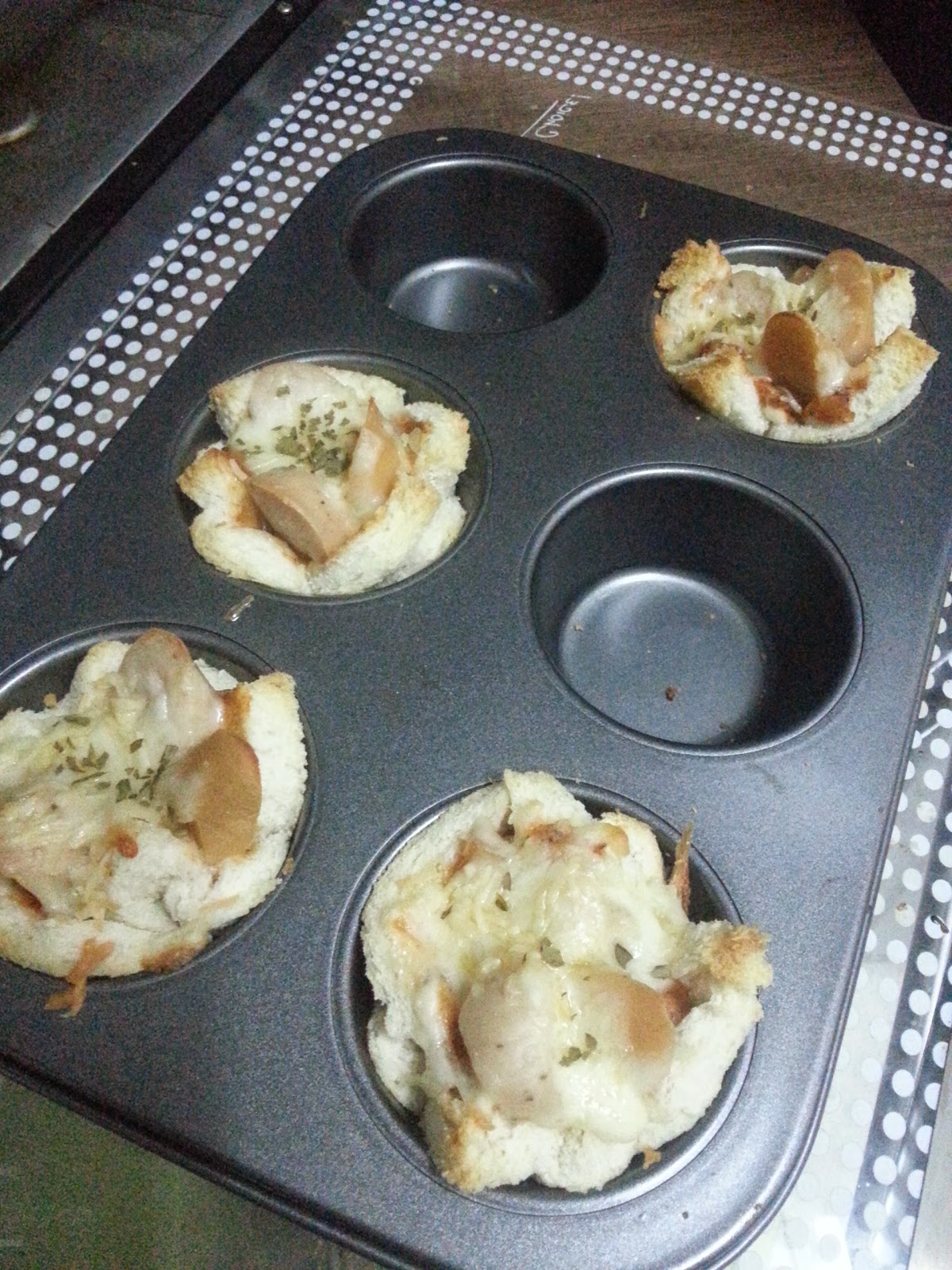 Cut&Sew: RESEPI : Mini Pizza in Muffin Pan