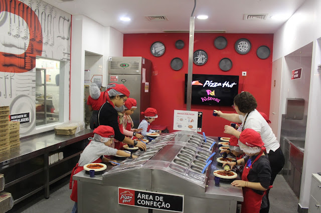 o Miguel a fazer a sua própria pizza, na Pizza Hut da Kidzania