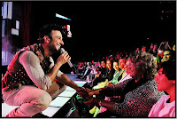 Tarkan introduces his mother to the Harbiye audience, September 7, 2010, photography by Sedat Mehder