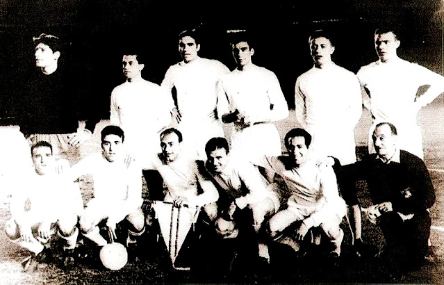 REAL MADRID C. F. Temporada 1959-60. Domínguez, Miche, Marquitos, Pachín, Vidal, Antonio Ruiz. Canario, Del Sol, Di Stéfano, Puskas, Gento y Benedicto (masajista). C. F. BARCELONA 1 (Kocsis) REAL MADRID C. F. 3 (Puskas 2, Gento). 27/04/1960. Copa de Europa, semifinal, partido de vuelta. Barcelona, Nou Camp. Partido de vuelta de la semifinal de la V Copa de Campeones de Europa con lleno a rebosar en el estadio barcelonista. En el partido de ida, ya había ganado 3-1 el Real Madrid, pero el Barsa se veía con posibilidades después de haber ganado la Liga. Pero, al final, mal partido de los azulgranas y exhibición del Real Madrid para llegar a su 5ª final, que acabaría siendo un monumento al fútbol con el conocido 7-3 al Eintracht de Francfurt.