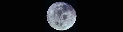 Der Mond entfert sich von der Erde.