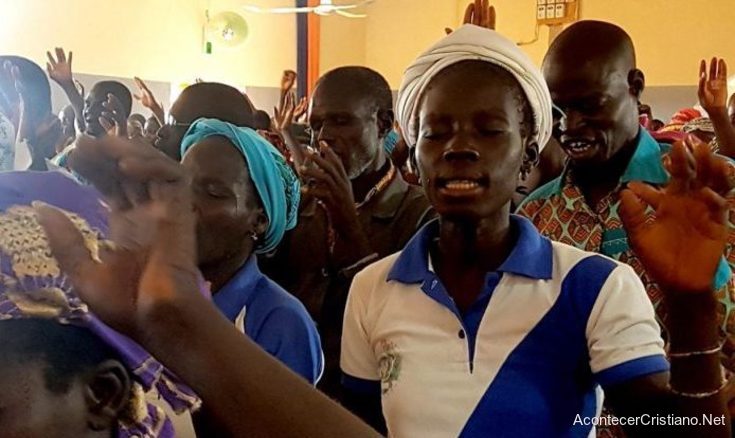 Cristianos adorando en iglesia de Burkina Faso