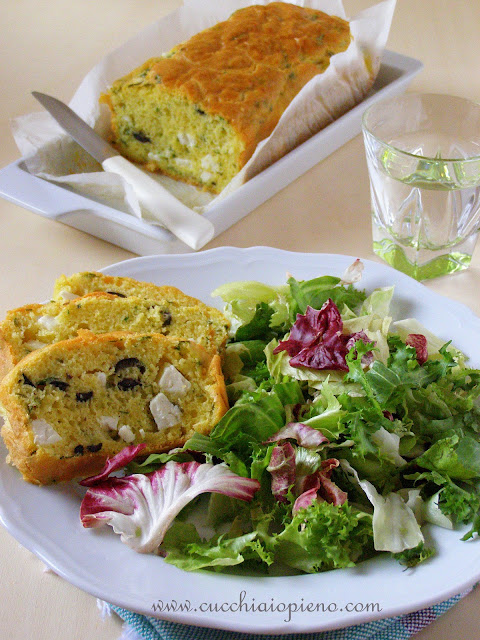 Bolo de queijo e azeitona