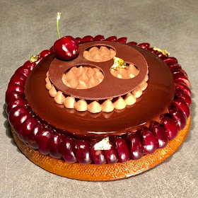 recette déco relief d'une tarte entremets cerise amande chocolat