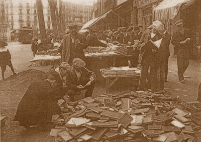 Mirando libros en la calle en 1889