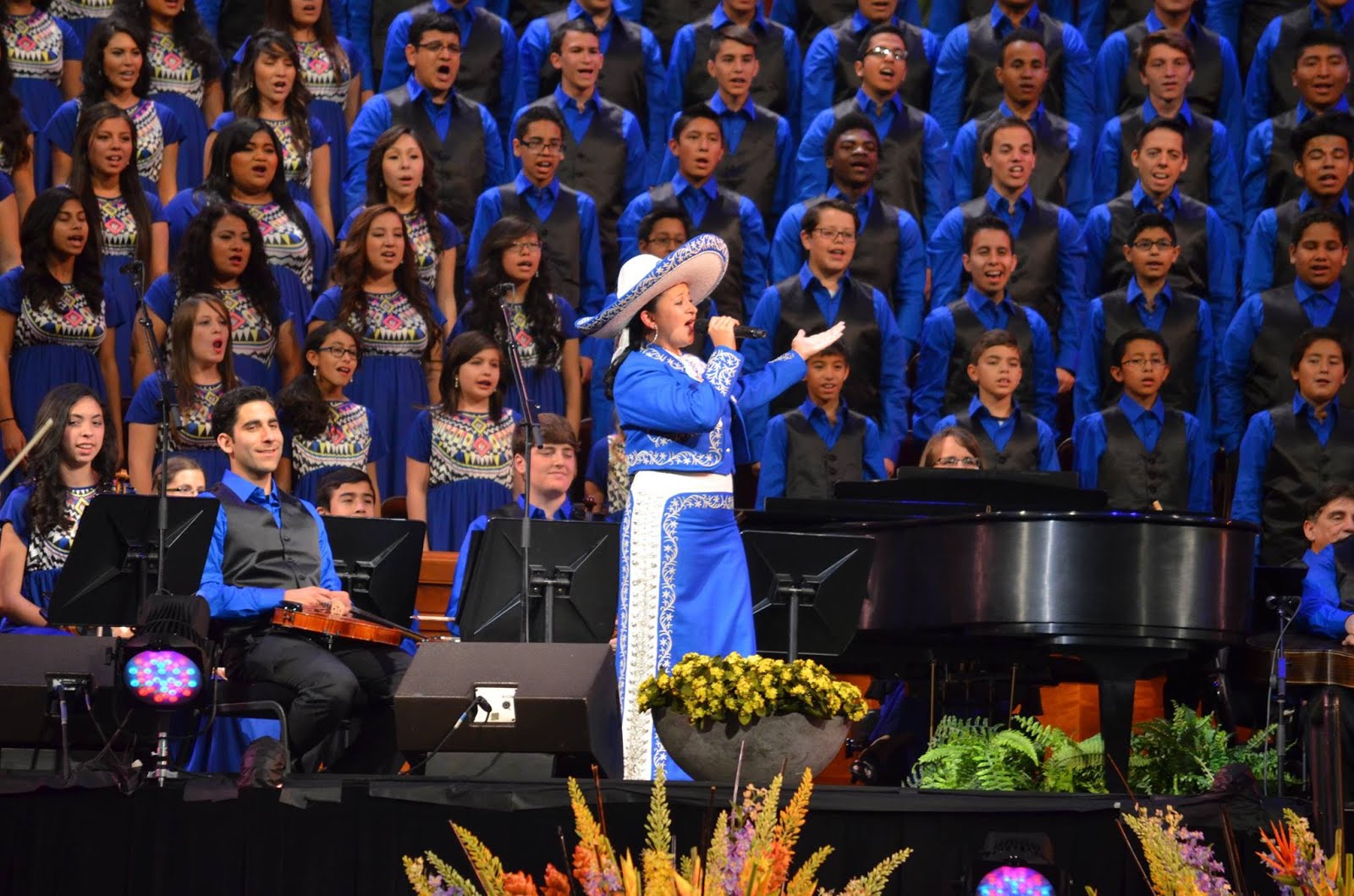 Con cientos de jóvenes cantando Guadalajara