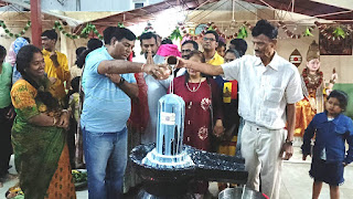 नया सवेरा नेटवर्क  बाबा भोलेनाथ के दरबार में हजारों श्रद्धालुओं ने किया दर्शन पूजन   जय प्रकाश तिवारी  अफ्रीका, लुसाका। अफ्रीका जाम्बिया देश के लुसाका शहर में स्थित साई सेंटर मंदिर में शनिवार को हज़ारों श्रद्धालुओं ने बाबा भोलेनाथ के शिवलिंग पर जलाभिषेक कर किया दर्शन पूजन सुबह से ही श्रद्धालुओं का मंदिर परिसर में पहुंचने का सिलसिला प्रारंभ हुआ देर रात तक चलता रहा क्षेत्र के सभी शिवालयों राधा कृष्णा मंदिर, श्री रामकृष्ण वेदांता सेंटर और पंचमुखी हनुमान मंदिर में शिव भक्तों द्वारा दर्शन पूजन किया जा रहा था।      दर्शनार्थियों को किसी भी प्रकार की असुविधा ना हो मंदिर समिति पदाधिकारियों द्वारा मंदिर की साफ सफाई दर्शनार्थियों को दर्शन पूजन कराने में अपना भरपूर सहयोग कर रहे थे और भारत मुल्क के रहने वाले सभी भारतीयों ने बढ़ चढ़कर हिस्सा लिया और दोपहर में रुद्राभिषेक का कार्यक्रम संपन्न हुआ।    वहीं पर उपस्थित मंदिरों के पुजारियों ने पूरे मंत्र उच्चारण के साथ रुद्राभिषेक पाठ एवं विशेष पूजा की गई। इस अवसर पर भारत के कोने कोने से आए हुए सभी भारतीयों ने हिस्सा लिया और यथास्थिति सहयोग कर महाशिवरात्रि को बड़े ही सौहार्दपूर्ण एक दूसरे के गले लग कर देश में सुख समृद्धि और शांति व्यवस्था बनाए रखने के लिए भगवान शिव से प्रार्थना की।           *Admission Open : UMANATH SINGH HIGHER SECONDARY SCHOOL | SHANKARGANJ (MAHARUPUR), FARIDPUR, MAHARUPUR, JAUNPUR | MO. 9415234208, 9839155647, 9648531617 | NayaSaveraNetwork* विज्ञापन    *सावधान! स्वर्ण आभूषणों की ठगी से बचें। HUID कोड वाले आभूषण सिर्फ गहना कोठी भगेलू राम रामजी सेठ के यहां से ही खरीदें। हनुमान मंदिर के सामने कोतवाली चौराहा जौनपुर | 9984991000, 9792991000, 9984361313 | सद्भावना पुल रोड नखास ओलंदगंज जौनपुर | 9838545608, 7355037762, 8317077790* विज्ञापन     *एस.आर.एस. हॉस्पिटल एवं ट्रामा सेन्टर स्पोर्ट्स सर्जरी डॉ. अभय प्रताप सिंह (हड्डी रोग विशेषज्ञ) आर्थोस्कोपिक एण्ड ज्वाइंट रिप्लेसमेंट ऑर्थोपेडिक सर्जन # फ्रैक्चर (नये एवं पुराने) # ज्वाइंट रिप्लेसमेंट सर्जरी # घुटने के लिगामेंट का बिना चीरा लगाए दूरबीन  # पद्धति से आपरेशन # ऑर्थोस्कोपिक सर्जरी # पैथोलोजी लैब # आई.सी.यू.यूनिट मछलीशहर पड़ाव, ईदगाह के सामने, जौनपुर (उ.प्र.) सम्पर्क- 7355358194, Email : srshospital123@gmail.com* विज्ञापन