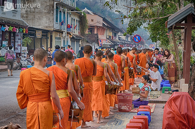 ตักบาตรข้าวเหนียว หลวงพระบาง