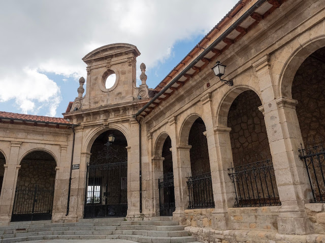 Detalle de una plaza porticada