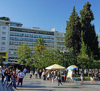 Athen - Syntagma Platz - Menschen gehen über den zentralen Platz der griechischen Hauptstadt - Foto von F. Roland A. Richter - www.frar.com