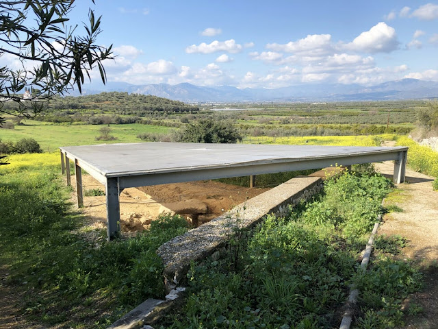 "Ο θολωτός τάφος των Δενδρών είναι τάφος βασιλικός και συνδέεται πιθανότατα με την έδρα του ηγεμόνα της Μιδέας. Ο τάφος ήταν σε χρήση από το 1450 εώς το 1180 π. Χ". © Σπύρος Στάβερης