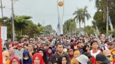 Ribuan Warga Ikuti Jalan Sehat HUT Kota Sungailiat & HUT Bangka Pos 