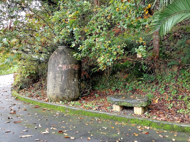 Tinaja y pieza de piedra