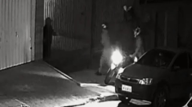 Câmera mostra momento que homem abre portão e é morto a tiros; veja