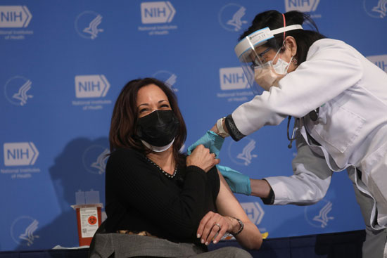 The US Vice President, Kamala Harris, received the second dose of the Corona vaccine ... and confirms: It is not painful.