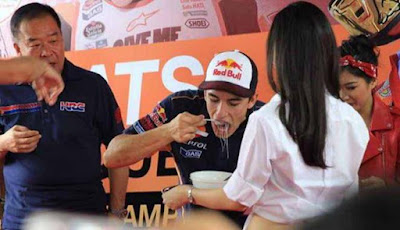 AGEN POKER - Pembalap Motor Honda Marc Marquez Mencicipi Bakso Pedas