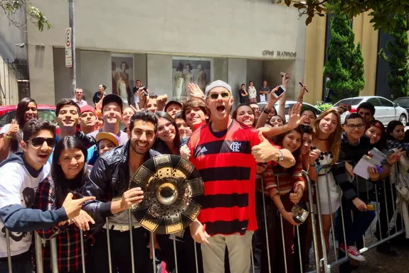 Red Hot Chilli Peppers drummer Chad Smith wears the Flamengo shirt with fans