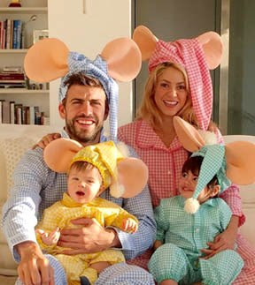 Foto de Shakira sentada con su pareja Gerard Piqué e hijos