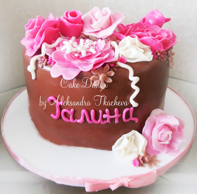 Fondant flowers cake