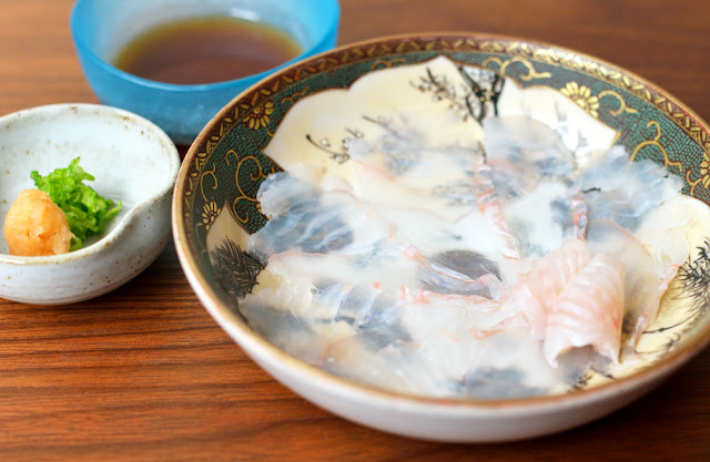 sashimi of thinly sliced fluke ヒラメの薄造り