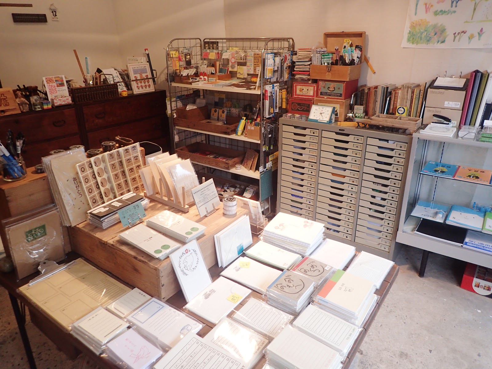 魚屋文具店 徳島県神山町 へ 愉快なオリジナル商品や懐かしの文具 本の貸し出しコーナーなど 珍妙雑記帖