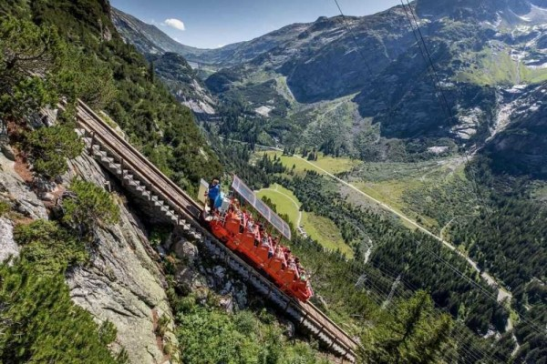 9 Potret Gelmerbahn di Switzerland, Uji Adrenalin Dengan Menaiki Rollercoaster Alam Yang Curam!