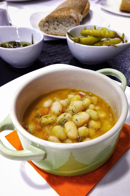 Pochas con fritadica y piparras encurtidas