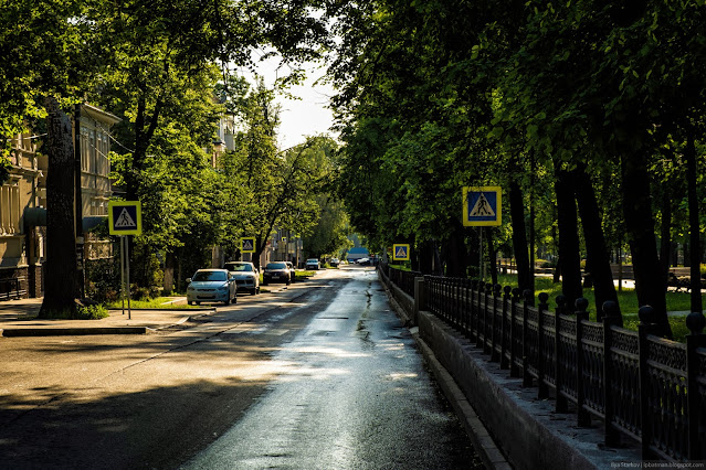 Пустая городская улица вдоль сквера