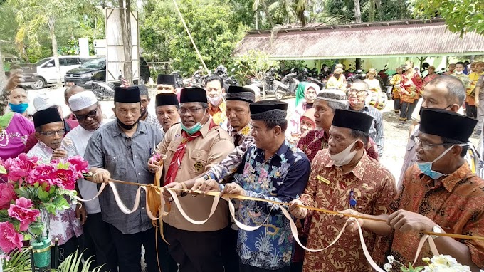 Wabup Padang Pariaman Suhatri Bur Resmikan Mushalla SMPN 1 Enam Lingkung