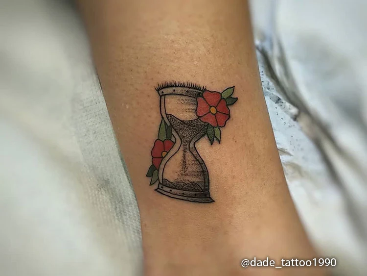 Tatuaje reloj pequeño