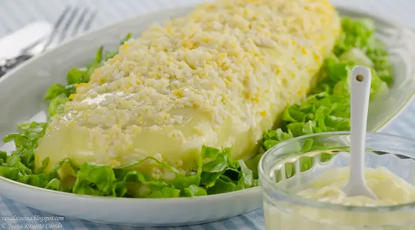 Ensaladilla en rollo de puré de patatas