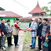 Mewakili jemaah Masjid Agung Al-Muhsinin Kota Solok, Wakil Wali Kota Solok Menyerahkan Bantuan Kepada Panti Asuhan Tunas Bangsa 