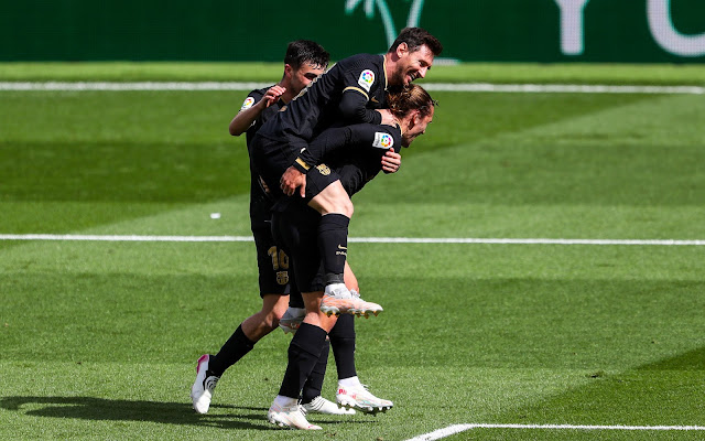 Messi celebrating with Greizmann during Barcelona 2-1 win over Villareal