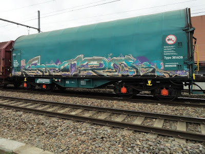 Train et graffiti le long des voies