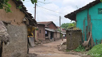 गावातल्या नागमोड्या गल्ल्या