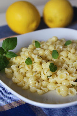 Conchigliette al limone e menta (Male muszelki w sosie cytrynowo-mietowym)