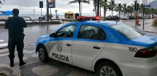 Quatro pessoas morrem e armas são apreendidas em ações da PM no Rio.