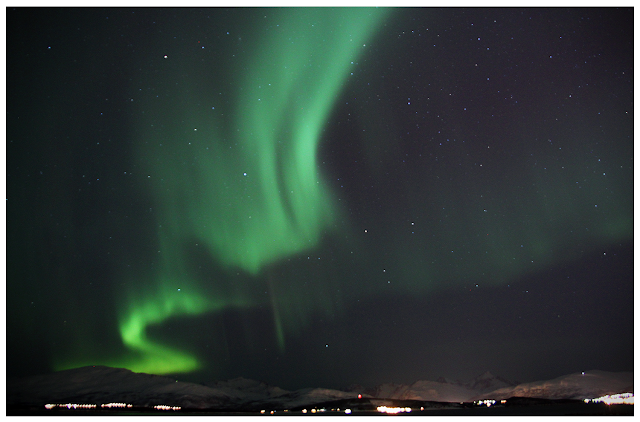 Niesamowita zorza polarna w Tromsø, w północnej Norwegii