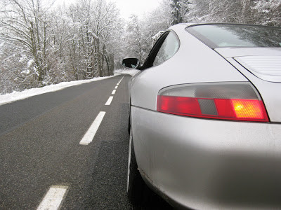 Porsche 911 (996) avec pneus d'hiver Pirelli