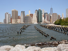 La vue sur Manhattan depuis la rive du Brooklyn Bridge Park