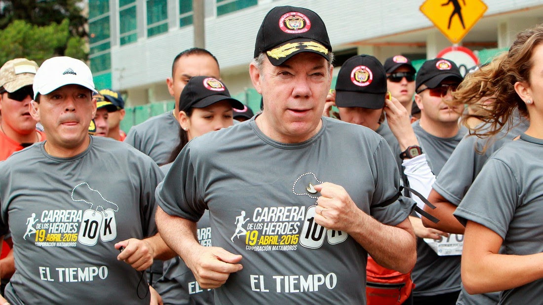 Santos recibió abucheos durante carrera en homenaje a militares.