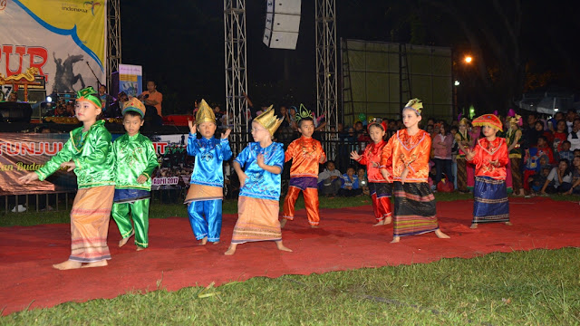 Tarian Anak Sekolah Internasional Menakjubkan