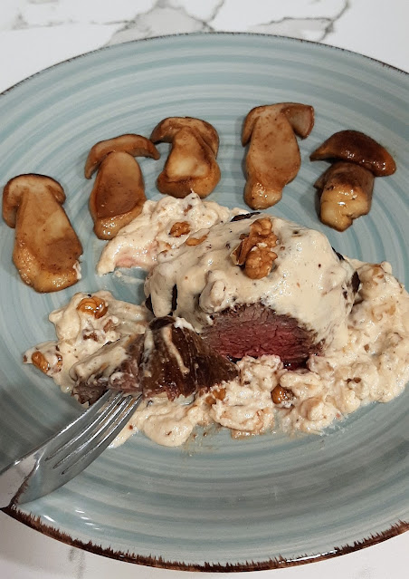 Medallón de vaca vieja con salsa roquefort y nueces con guarnición de boletus