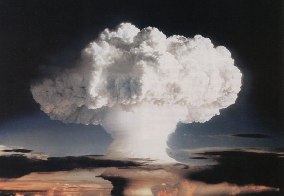 Awan jamur hasil ledakan bom nuklir Ivy Mike