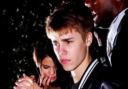 selena gomez punched by justin bieber fan. Bieber Fans Punch Selena Gomez