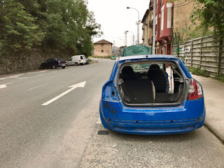 Vehículo destrozado en Burtzeña