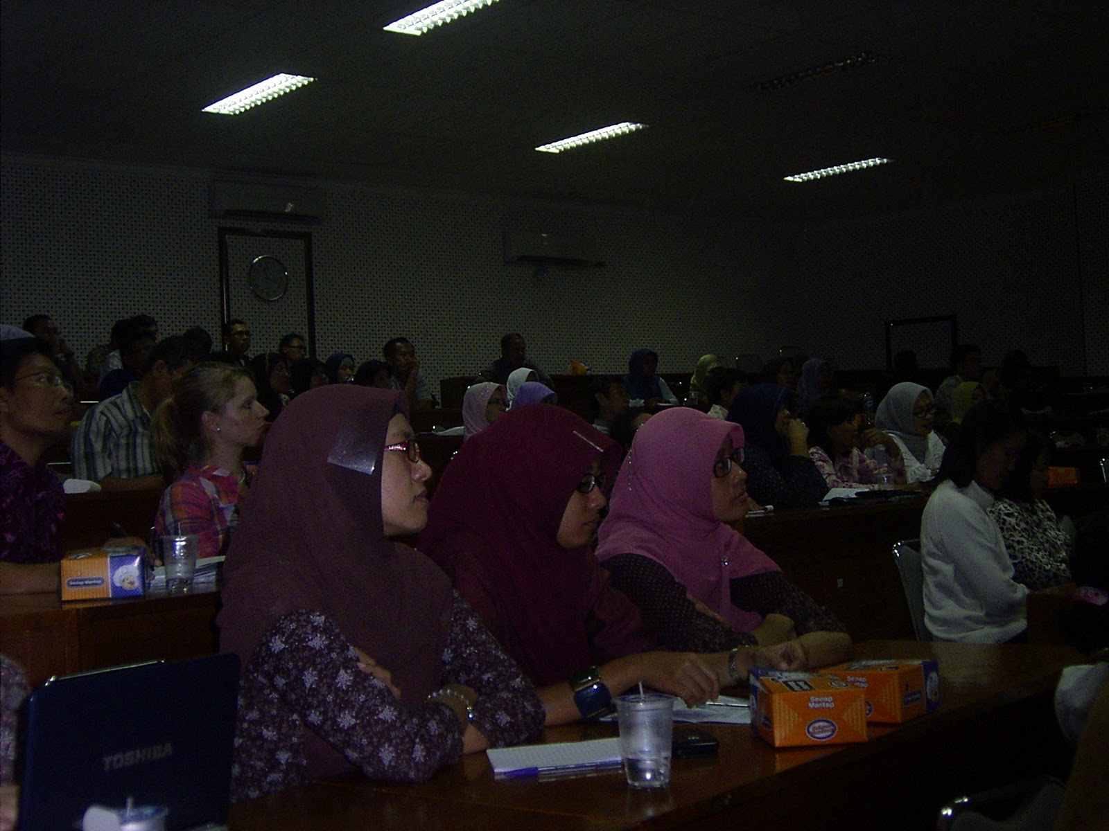 Pagi tadi jam 6 20 saya bertolak ke kampus FK UGM Jogjakarta untuk memberikan Lecture Notes