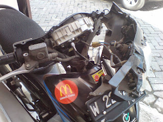 Buka cover depan motor