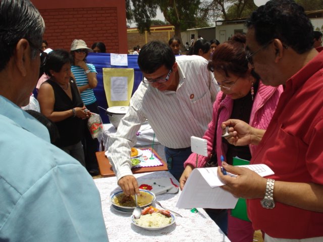 El jurado calificador degustando los potajes