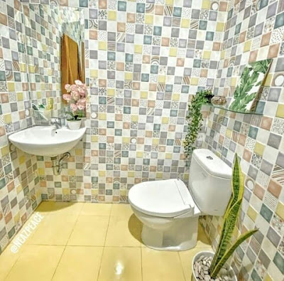 Keramik kamar mandi kecil untuk dinding